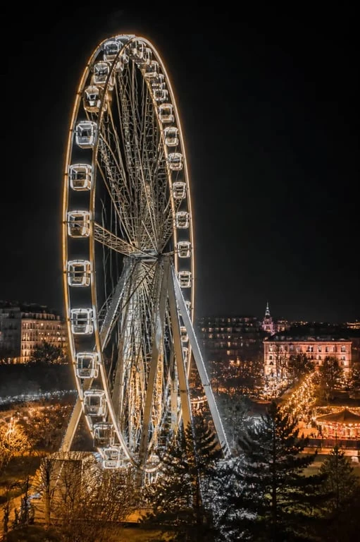 Grande roue Angers illuminée la nuit au Jardin du Mail