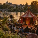 Aux Accroche-cœurs, la foule profite des spectacles sous le soleil à Angers