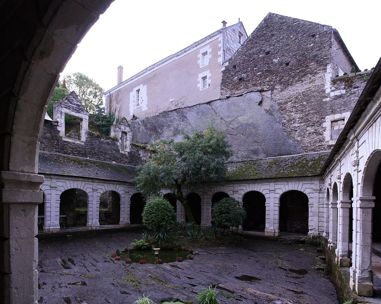 Cloître de l’ancien couvent de la Baumette à Angers.