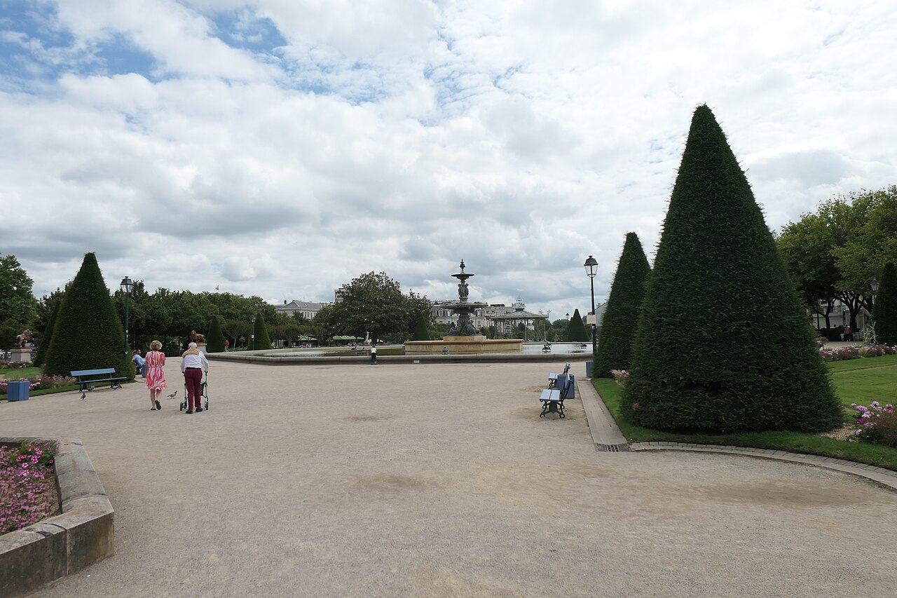 Allées et fontaine du Jardin du Mail à Angers.