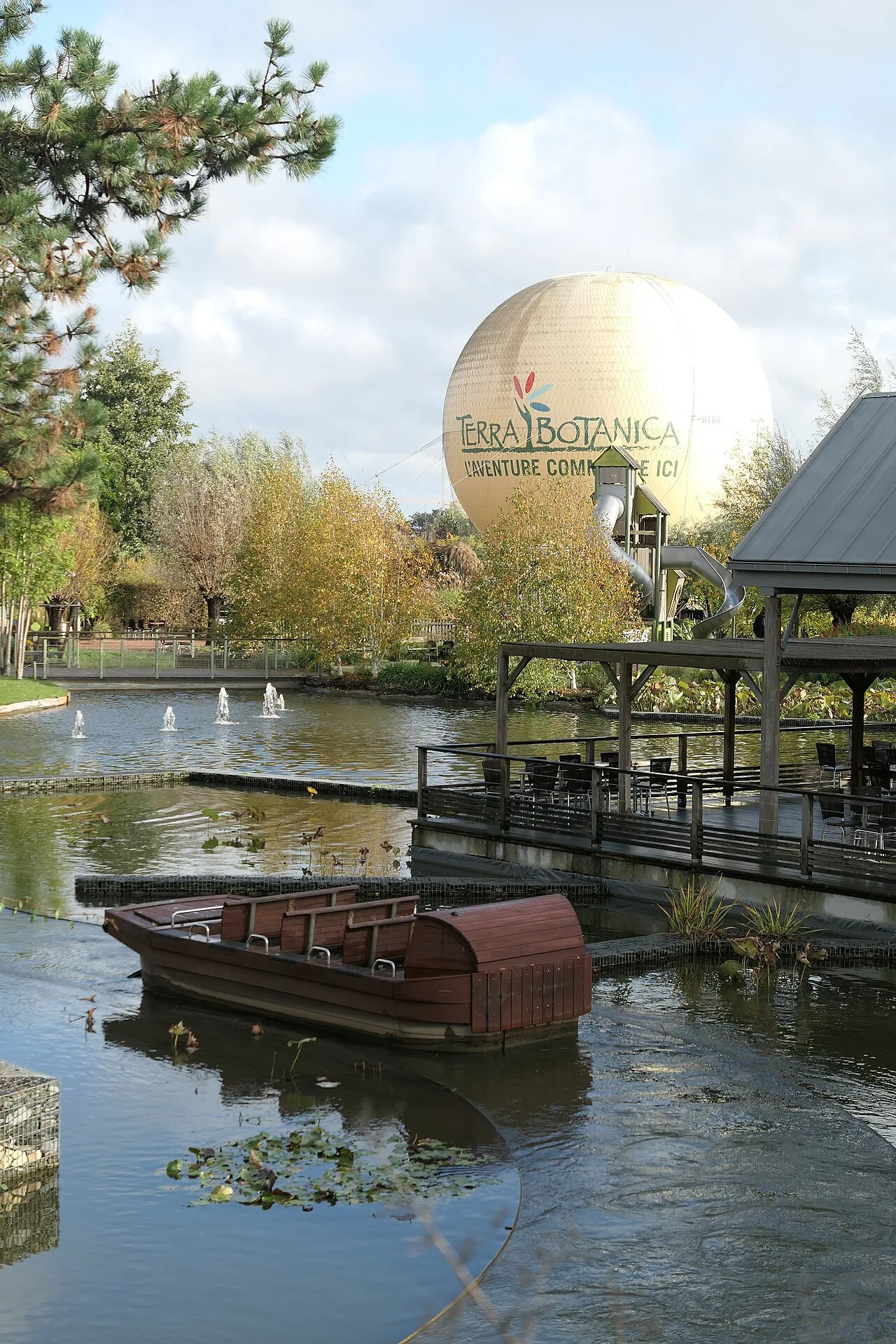 Terra Botanica en automne : bassin, embarcations et ballon captif.